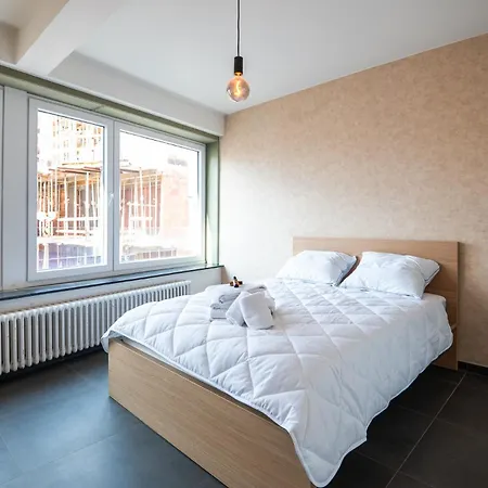 And Bright With Parking For 8 * Ostende