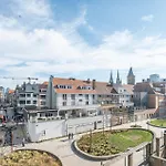 And Bright With Parking For 8 Lejlighed