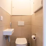 Lejlighed And Bright With Parking For 8