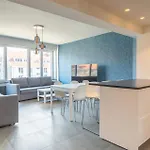 Lejlighed And Bright With Parking For 8