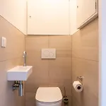 Lejlighed And Bright With Parking For 8 *