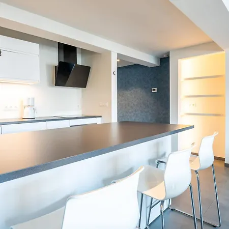 And Bright With Parking For 8 Apartment *