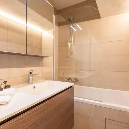 And Bright With Parking For 8 *