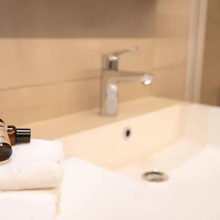 And Bright With Parking For 8 Διαμέρισμα *