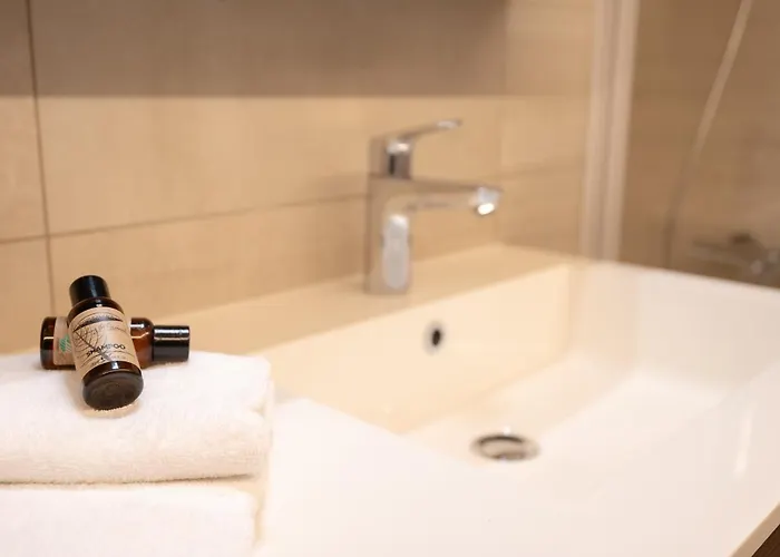 And Bright With Parking For 8 Διαμέρισμα