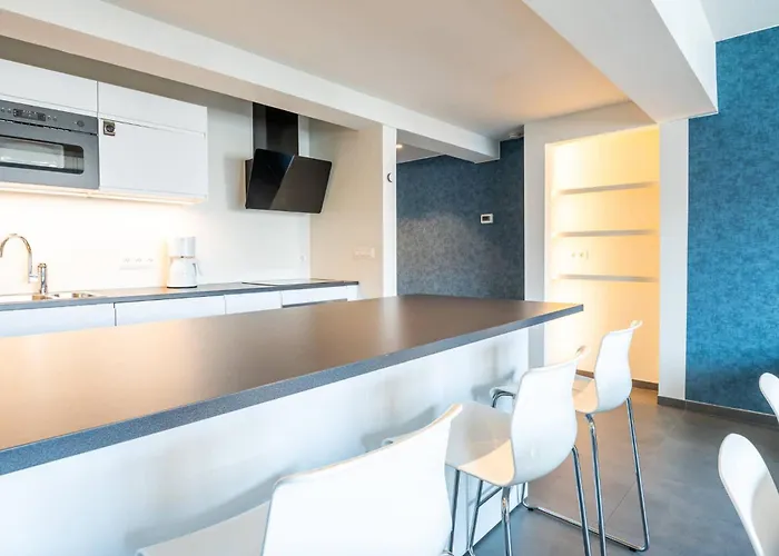 And Bright With Parking For 8 Apartment *