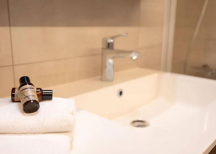 And Bright With Parking For 8 Διαμέρισμα *