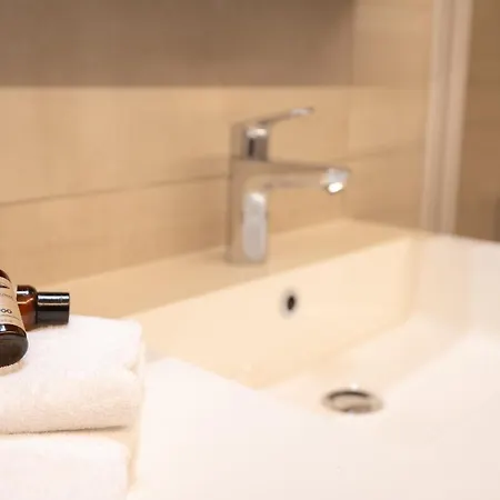 And Bright With Parking For 8 Apartman