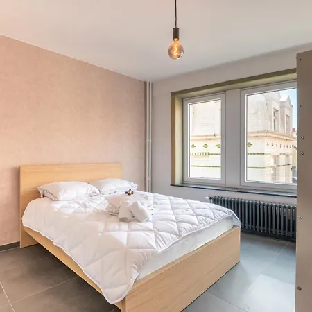 And Bright With Parking For 8 *