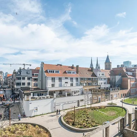 And Bright With Parking For 8 Apartman